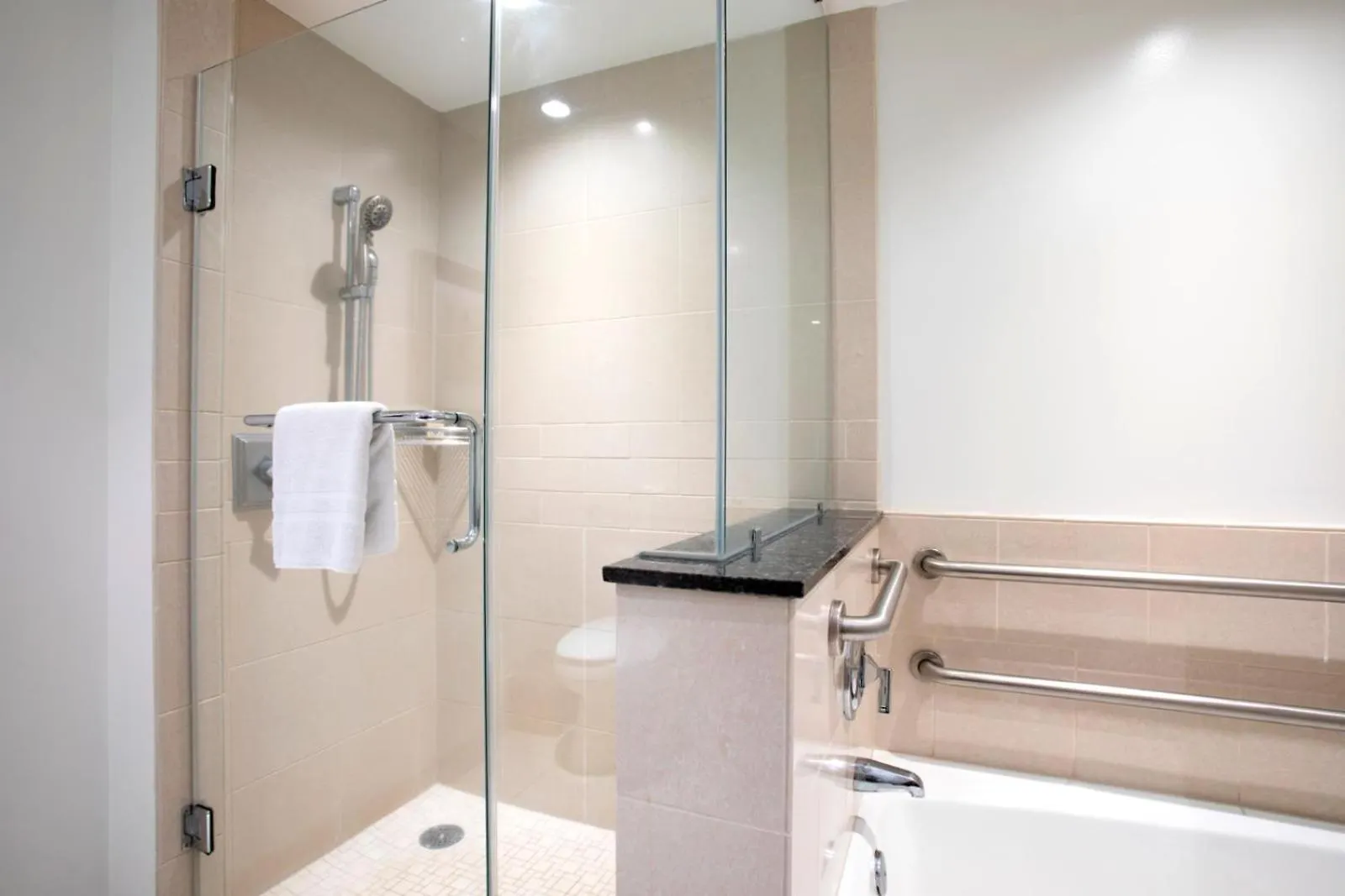 K B M Resorts- HKK-334 Extra-large 2Bd, private lanai, dual master suites, remodeled